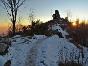 55 La cappelletta di vetta del Pizzo Cerro (2285 m) nella luce e nei colori del tramonto
